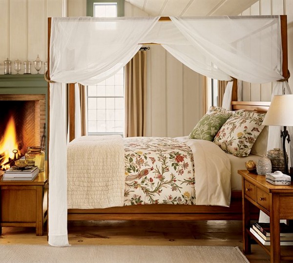 Betthimmel Schlafzimmer Musselin Naturtextilien Holzmöbel Kamin Landhaus Look