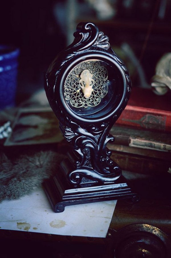 gotische Uhr Drachen Ornamente Büro