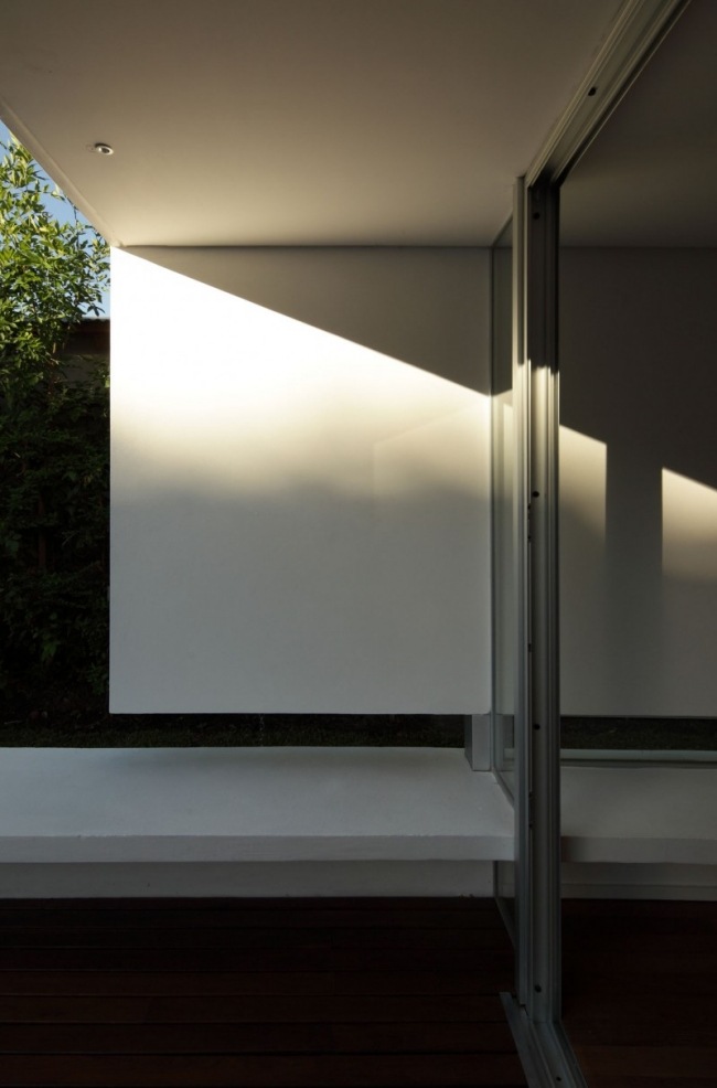 Flachdach Haus auskragender Baukörper Beton Glas Front Wasserspiegel