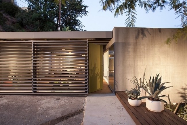 Designhaus Los Angeles fassade Holz Dielen-waagerecht verlaufend-Steinpfad