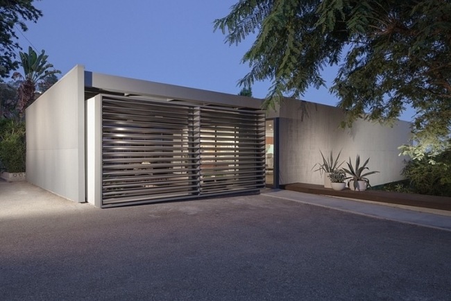 Designhaus Straßenansicht moderne Fassade Flachdach Auskragungen-Am Hang