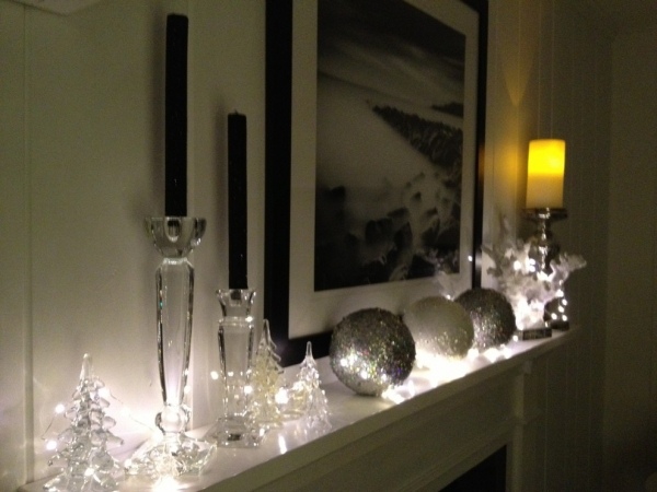 Einbaukamin Deko ideen Weihnachten figuren Kerzenständer Glas Lichter Christbaumkugeln