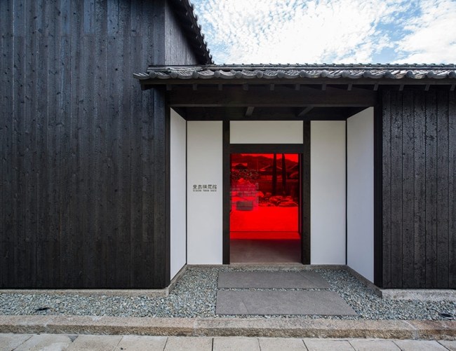 Eingang rote Räumlichkeiten-Rote Glaspaneele-yokoo nagayama-Haus Kunst Museum