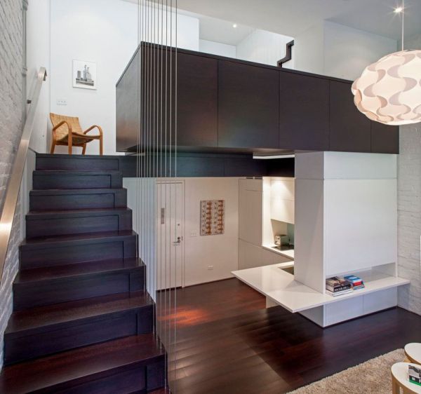 Eingebaute Regale Treppenstufen dunkel holz Maisonett-Wohnung Design