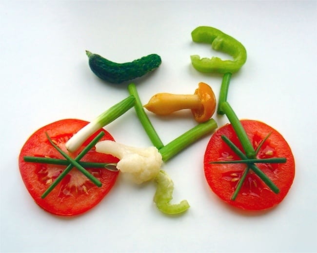 Fahrrad aus Lebensmitteln Tomaten Paprika Essen mit Sport-kombinieren