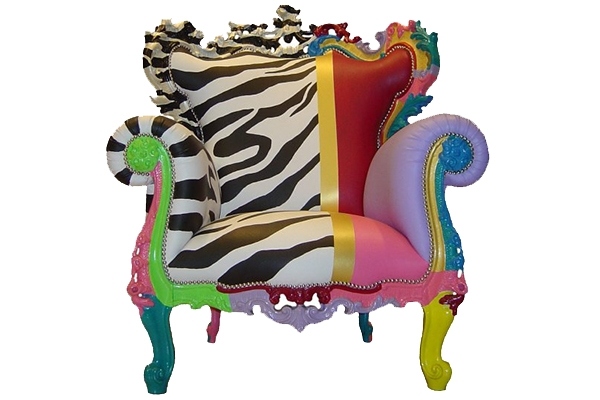 Farbenfrohe Möbel Sessel Design Barock inspiriert Ornamente reich Verzierungen