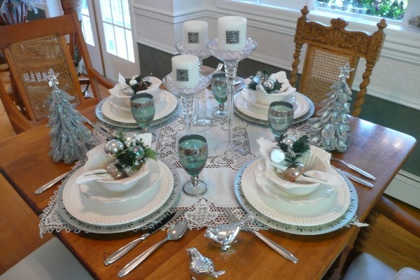 Farbschema Weihnachten Tischdekoration-Silber Grün Tannen Figuren Adventskerzen