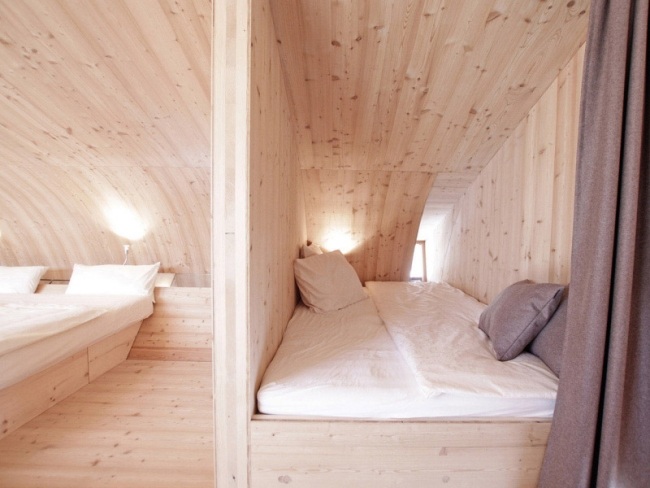 Ferienhaus Design Obergeschoss Schlafzimmer mit Bad Lärchenholz