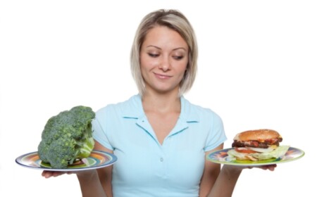 Fettbewusst kalorienarm essen Gewohnheiten Ernährungsmittel grün-Salad