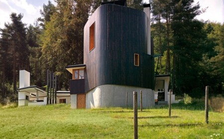 Fischerhütte Simon Gill Architects moderne Fassade Aussicht-See Batak Bulgarien
