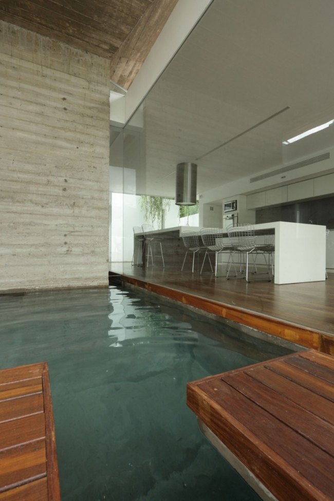 Innendesign Modern Betonhaus Küche-Glas Einsatz-Holzdielen Boden