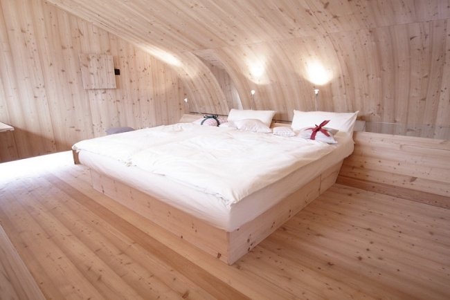Hütte Doppelbett-aus Zirbenholz-im Obergeschoss Wandbelag Lärchenholz