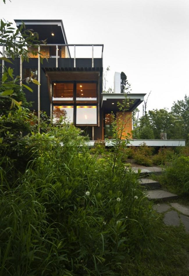 Haus am hang Glaswände öffenbar Scheibe-Wand Holz-Deck Terrasse-Dach gepflastert