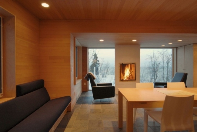 Haus im Wald Holz Innendesign Verkleidung-Kamin eingebaut