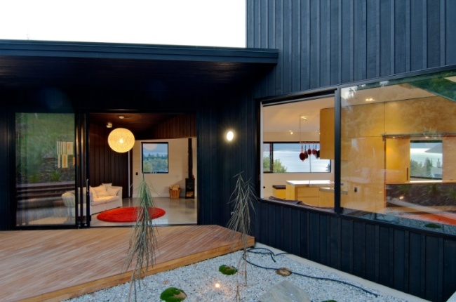 Haus mit Veranda Beleuchtung-Holzdeck Schiebetür-Glas Wand-Stein Garten-anlage