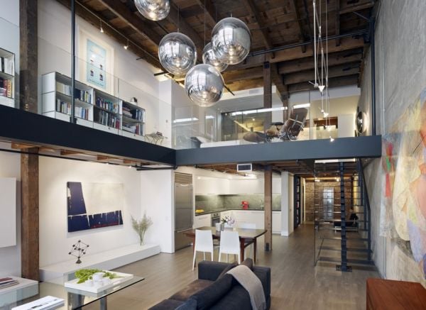 Hohe Räume-Loft Stil Ideen Einrichtung-Glasgeländer Design-Wohnung