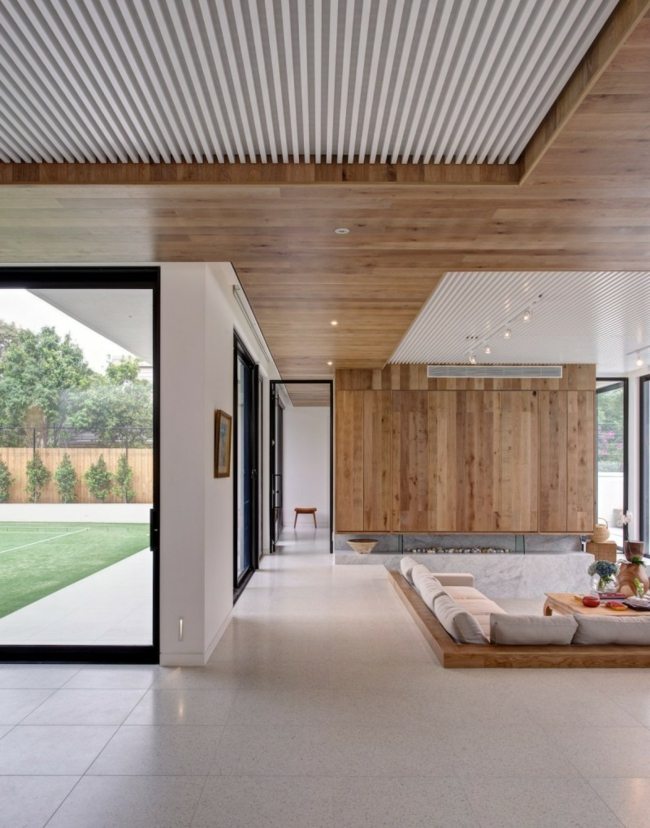 Holz Decke Bodenfliesen schwarze Türen Polstermöbel Kaffeetisch modernes Einfamilienhaus