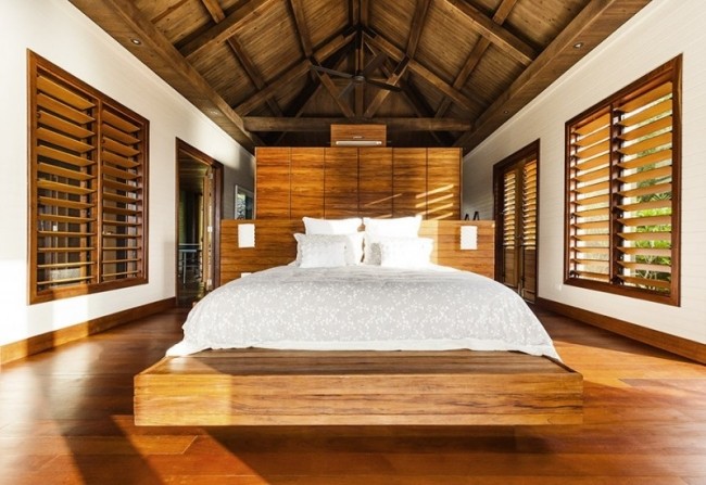 Schlafzimmer-balken Dach Holzbett Podest exotisch Einrichten-Ideen Villa-Fidschi