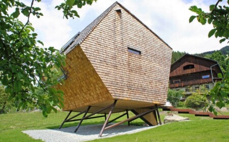 Holzhaus Design Feriendomizil auf Stelzen-Hanglage vollautomatisches Sonnenschutz-System