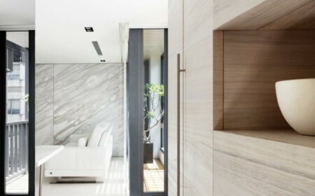 Holzschrank eingebaut heller Bodenbelag weiße Decke Wohnzimmer
