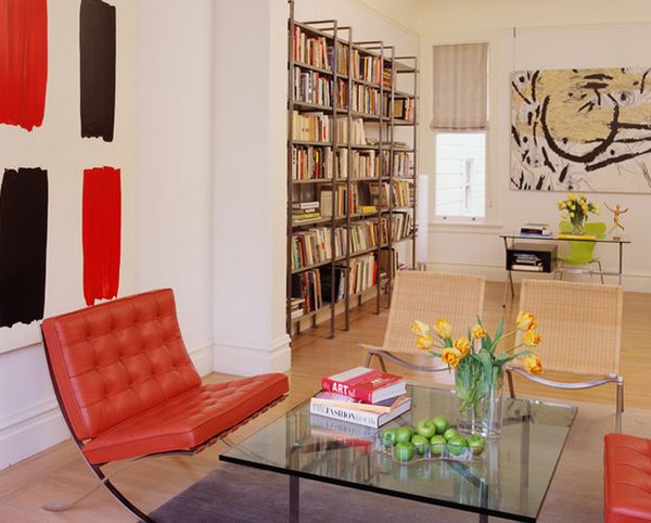 Home-Office Wohnzimmer Einrichtungsideen Wanddeko schwarz-rot Sessel-Glaskaffeetisch