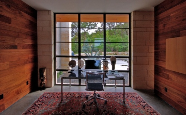 Home-Office Ideen Landhaus Residenz warme Holztöne-Teppich orientalische Motive