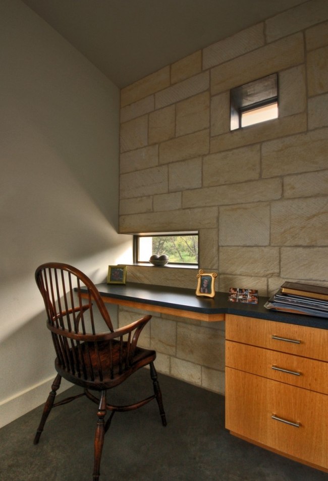 Home Office Retro Armlehnstuhl Schreibtisch-Fensteröffnung-klein Stein-Mauer