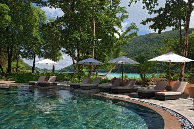 Hotel Seychellen Constance Ephelia pool sonnenliegen landschaft