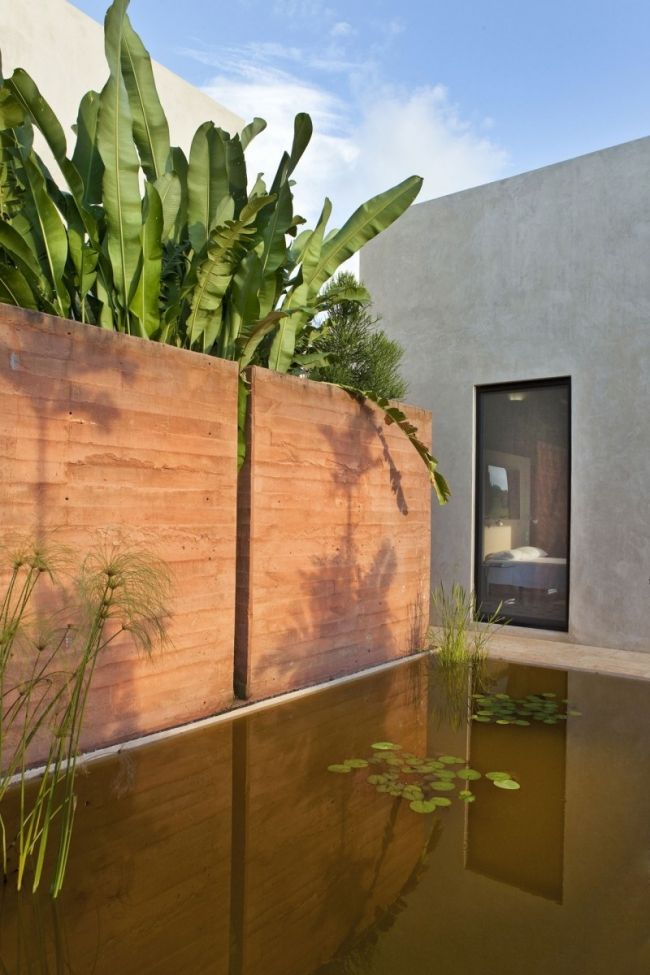 Ideen Wassergarten anlegen-Betonhaus Flachdach minimalistisch gartenanlage