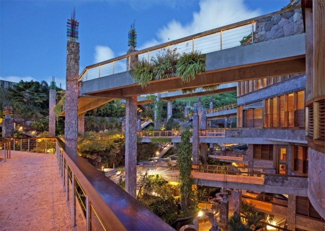 Jade Mountain resort architektur steinsäulen beleuchtung