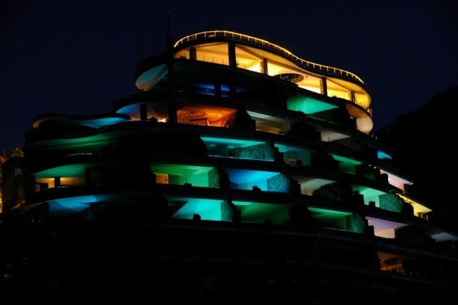 Jade Mountain resort nachtbeleuchtung farbig