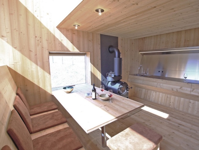 Kochbereich Essplatz Einrichten Design Ferienhaus-Kaminofen Holzverkleidung