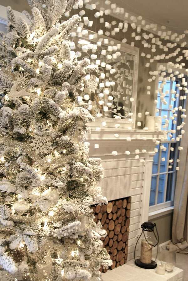 stilvolle Deko in Weiß Kamin aufhängen weißer Weihnachtsbaum 