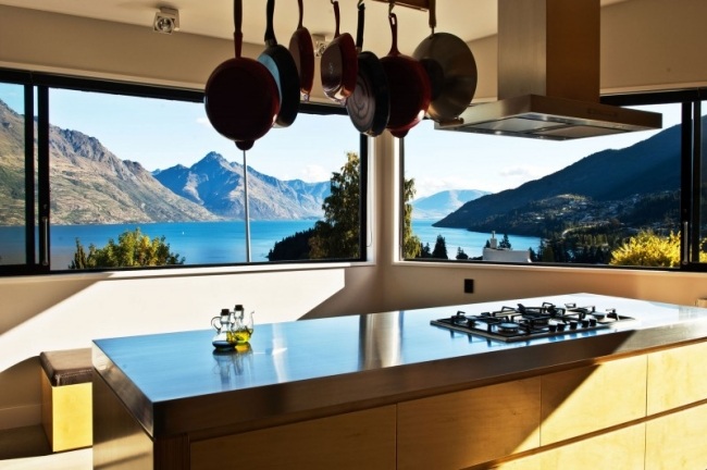 Küche mit Aussicht-Panorama Fenster Seeufer Kochinsel Abzugshaube Holzverkleidung