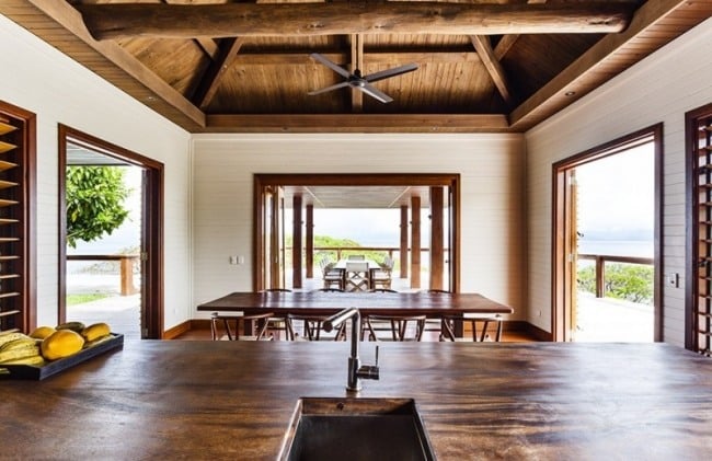 Küche rustikal modern Kochinsel Holz-tropisch große Fenster