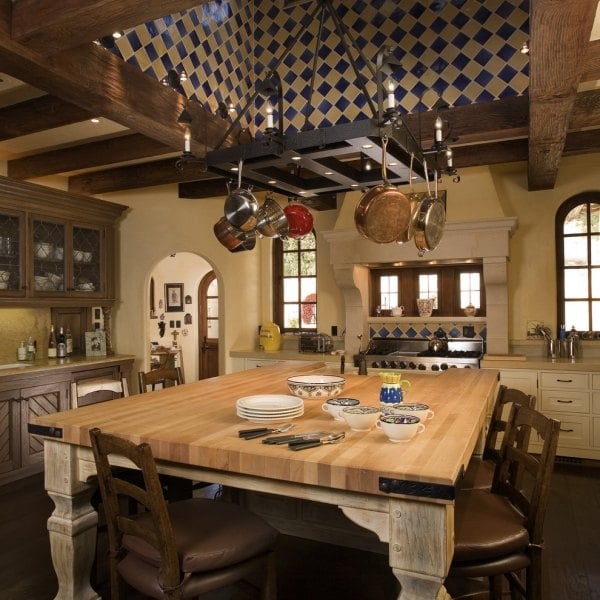 Küchen Einrichtung-mediterran geschirr Massivholz Tisch-rustikal verflieste Wände