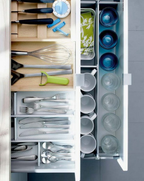 Küchenschublade organisieren Ideen Bunte Gläser Geschirr-Besteck Deko 