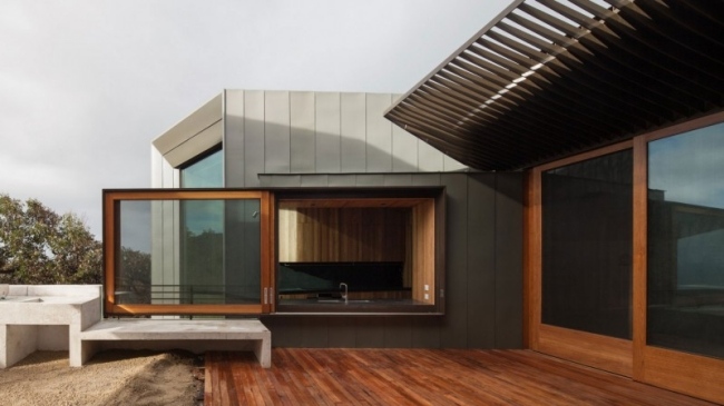 Küstenhaus Außendesign Holzterrasse Überdachung-Windschutz Schiebetür Eingangshalle