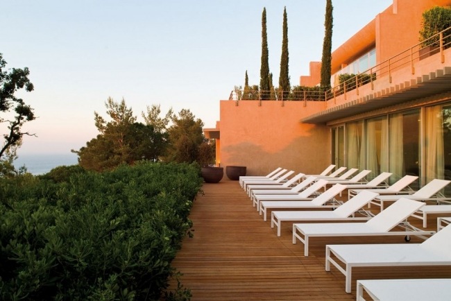 La Réserve Ramatuelle Design Hotel sonnenliegen terrasse sonnenuntergang