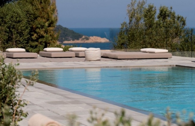 La Réserve Ramatuelle Design resort pool liegen ausblick