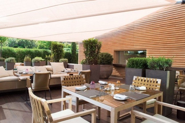 La Réserve Ramatuelle Design restaurant außenbereich sonnenschutz