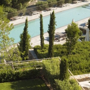La-Réserve-Ramatuelle-Hotel-frankreich-grüne-landschaft-pool