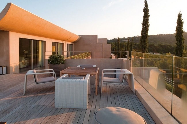 La Réserve Ramatuelle spa resort Hotel sonnige terrasse moderne möbel