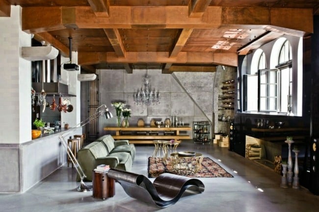 Teppich Holzdecke eklektische Möbel Wohnstil industriell