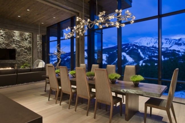 Luxus Berghütte Essbereich Kronleuchter elegant Panorama