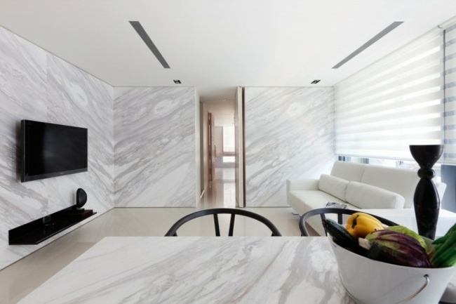 moderne Wohnwand schwarz weißes Polstersofa Design