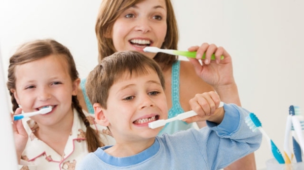 pflegen Kinder Eltern Zahnbürste wählen
