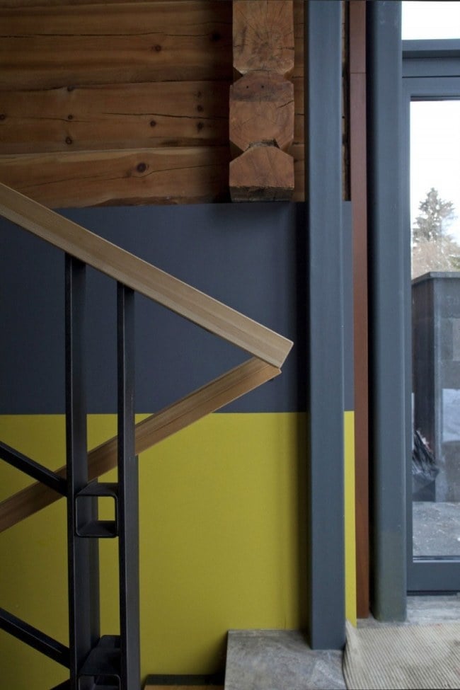 minimalistisch anmutendes-Innendesign Treppenhaus Holztreppengeländer