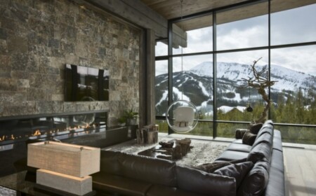 Moderne Hütte Wohnraum von Decke abgependelt Hängesessel Panoramaaussicht