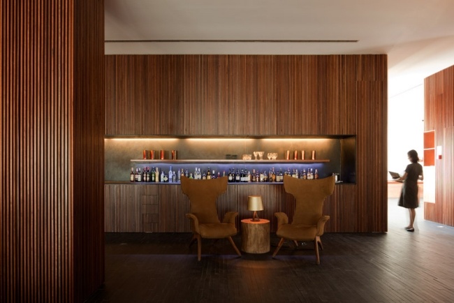 Modernes Design-Hotel bar lobby sessel holzpaneele led leisten